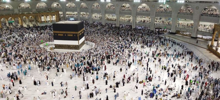 pilgrims touch Kaaba